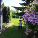 Blick von der Terrasse in den Garten