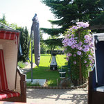 Blick von der Terrasse in den Garten