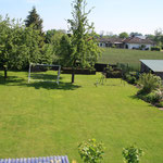 Der Garten mit Fußballtor und Schaukel