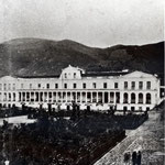 El palacio con el primer plan de ajardinamiento de la Plaza Grande, en 1842.
