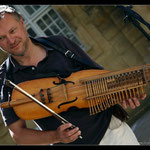 Kornel joue Nyckelharpa 2009, www.kornelnyck.com