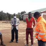 Malawi, 2021: Der Plan steht. Unser construction supervisor (rechts im Bild) bespricht letzte Vorkehrungen für die Bohrung.
