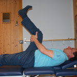 in Rückenlage li / re Bein anbeugen und Knie strecken       ( Dehnung )