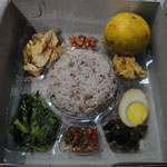 Uni-Essen: Von oben rechts: Mandarine, fritierte Garnele, scharfes Ei mit gebackenen Hähncheninnereien, scharfe Sauce, Reisblätter mariniert, scharfes Hähnchen, Erdnüsse