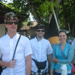 Und wir gehören auch zu den Besuchern - in original balinesischer Kleidung