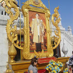 Der thailändische König (sein Bild hängt überall)