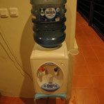 Wasserspender im Treppenhaus - heißes und kaltes Trinkwasser