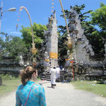 11.02.2012 - wieder ein bedeutender Feiertag in Bali - gut besuchter Tempel