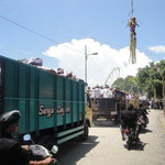 Die Betenden werden mit LKWs aus allen Teilen Balis angekarrt