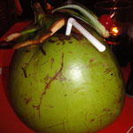 Cocktail serviert in einer fußballgroßen Kokosnuss