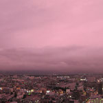 層雲・層積雲が街を覆ってきそう。薄紫に染まってて、物凄く幻想的風景です。