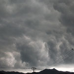 すっぽり覆われる頃、東側の空では、雲底がどんどん下がってきて、大きな積乱雲の軸が出来上がりつつありました。