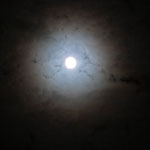 高積雲に明るく光る月の光。