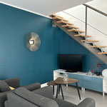 table gigogne design mur bleu meuble TV bleu sous escalier