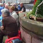Am Brunnen sitzt sich herrlich