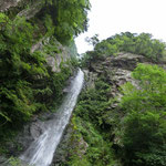 大荒の滝：岩山と新緑のコラボが美しい！