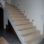 Après ; Habillage d'un escalier 1 quart tournant en béton. Marches, contremarches et plinthes en pierre de Sennonville rubanée. Finition adoucie et hydrofugée
