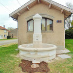 Après ; Restauration complète d'une fontaine circulaire en pierre d'Euville, ravalement, ragréage, retaille , remplacement des parties dégradées.