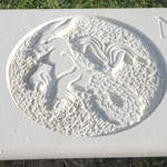 Banc Romain avec Gravure et bas-relief en pierre de Savonnières