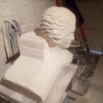Sculpture d'un acrotère "Visage de femmes" en pierre de Savonnières
