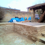 Restauration d'un muret en moellons. jointoiement et arases au mortier de chaux et pigments naturels. Après