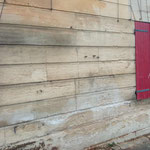 Avant ; rénovation façade en pierre de savonnières, remplacement des éléments dégradés; jambages, parements, appuis.