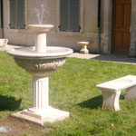 conception , taille et pose d'une fontaine antique inspirée d'un modèle de Pompei. En pierre de savonnières