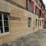 Après ; rénovation façade en pierre de savonnières, remplacement des éléments dégradés; jambages, parements, appuis.