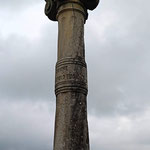 Avant : La croix de Saint nabor à CHASSEY BEAUPRE ( Meuse ) Restitution à neuf et à l'identique du fût gravé à cannelures torses, de la croix manquante avec sa base en pierre de savonnières. Restauration du socle et du chapiteau.