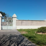 Après : nettoyage, traitement, badigeon de chaux et pigment naturel sur soubassement ciment, remplacement du châpiteau d'angle en pierre d'Euville.