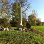 Taille et pose d'une colonne cannelé avec base attique en pierre de Savonnières