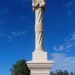 Après : La croix de Saint nabor à CHASSEY BEAUPRE ( Meuse ) Restitution à neuf et à l'identique du fût gravé à cannelures torses, de la croix manquante avec sa base en pierre de savonnières. Restauration du socle et du chapiteau.