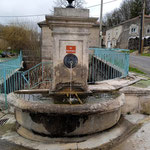 Avant : Rénovation complète de la fontaine demi-lune XIXè S. du Haidot à Delouze ( Meuse) en pierre d'Euville.
