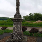 Avant : La croix de Saint nabor à CHASSEY BEAUPRE ( Meuse ) Restitution à neuf et à l'identique du fût gravé à cannelures torses, de la croix manquante avec sa base en pierre de savonnières. Restauration du socle et du chapiteau.