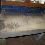 Avant ; Retaille complète ancienne d'une pierre à eau dégradée.