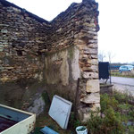 Restauration d'un mur en moellons, maçonnerie des parties dégradées, réalisation d'un enduit à "pierres vues" à la chaux et pigments naturels. Conception et pose d'un auvent en bois, couverture en tuile canal mécanique.avant