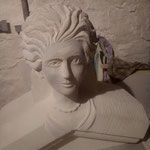 Sculpture d'un acrotère "Visage de femmes" en pierre de Savonnières