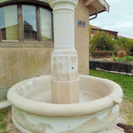 Après ; Restauration complète d'une fontaine circulaire en pierre d'Euville, ravalement, ragréage, retaille , remplacement des parties dégradées.