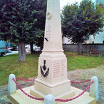 Après : Ravalement et réalisation d'un dallage sur monument aux morts en pierre d'Euville