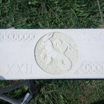 Banc Romain avec Gravure et bas-relief en pierre de Savonnières