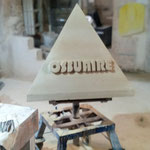 Pyramide en base triangulaire gravé en pierre de Savonnières pour ossuaire communal