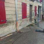 Avant ; rénovation façade en pierre de savonnières, remplacement des éléments dégradés; jambages, parements, appuis.