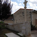 Après : Restauration d'un muret et calvaire en pierre d' Euville et restitution à neuf de la croix sculptée.