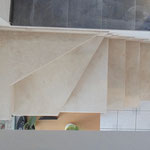 Après ; Habillage d'un escalier  en béton. Marches, contremarches, palier et pinthes en pierre de Sennonville rubanée. Finition adoucie et hydrofugée