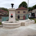 Après : Rénovation complète de la fontaine demi-lune XIXè S. du Haidot à Delouze ( Meuse) en pierre d'Euville.