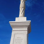 Après : La croix de Saint nabor à CHASSEY BEAUPRE ( Meuse ) Restitution à neuf et à l'identique du fût gravé à cannelures torses, de la croix manquante avec sa base en pierre de savonnières. Restauration du socle et du chapiteau.