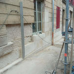 Pendant ; rénovation façade en pierre de savonnières, remplacement des éléments dégradés; jambages, parements, appuis.