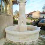 Après ; Restauration complète d'une fontaine circulaire en pierre d'Euville, ravalement, ragréage, retaille , remplacement des parties dégradées.