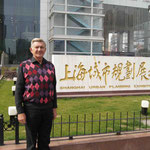 Walter vor dem Stadtplanungsmuseum Shanghai