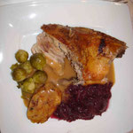 Dritter Gang: Knusprige Bayerische Bauern-Ente mit Blaukraut, Rosenkohl und Brezn-Knoedel. Als Nachtisch gabs noch Bratapfel mit Vanille-Marcarpone-Creme, aber das Foto hab ich vergessen zu schiessen! ;-)